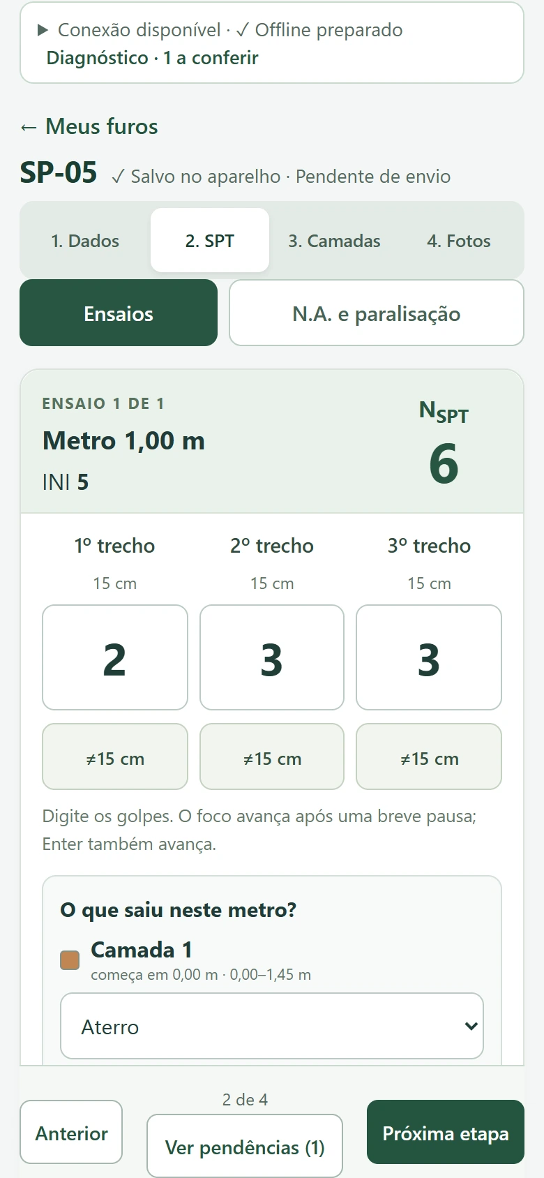 Modo de campo do Estrato num celular, na etapa SPT: o metro 1,00 m com 2, 3 e 3 golpes, N SPT igual a 6 e o material Aterro escolhido. Dados fictícios.