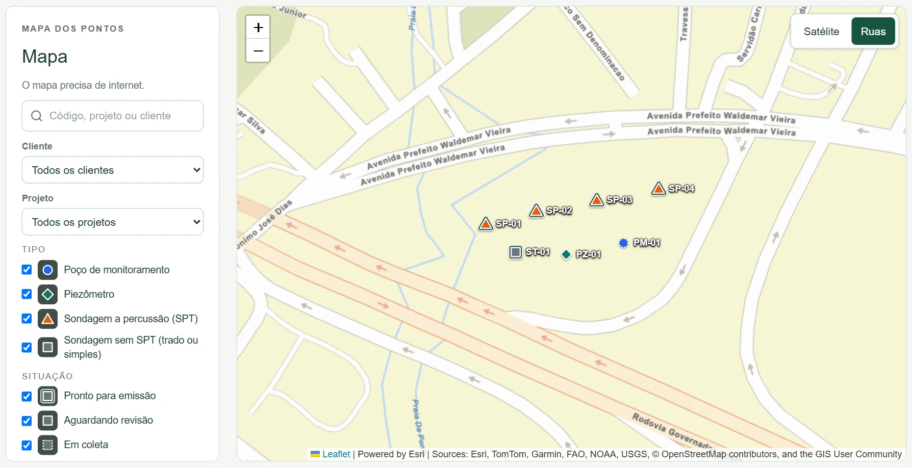 Mapa dos Pontos do Estrato com o fundo de ruas, os filtros por cliente, projeto, tipo e situação e os furos SP-01 a SP-04, ST-01, PZ-01 e PM-01 no mapa, com a atribuição da Esri. Dados fictícios.